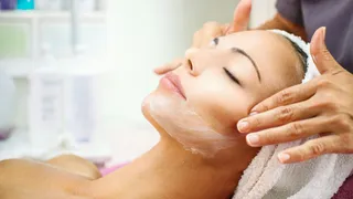 Opnå en Sundere Hud med Månedens Ansigtsbehandling hos Beauty By Newgard i Ikast